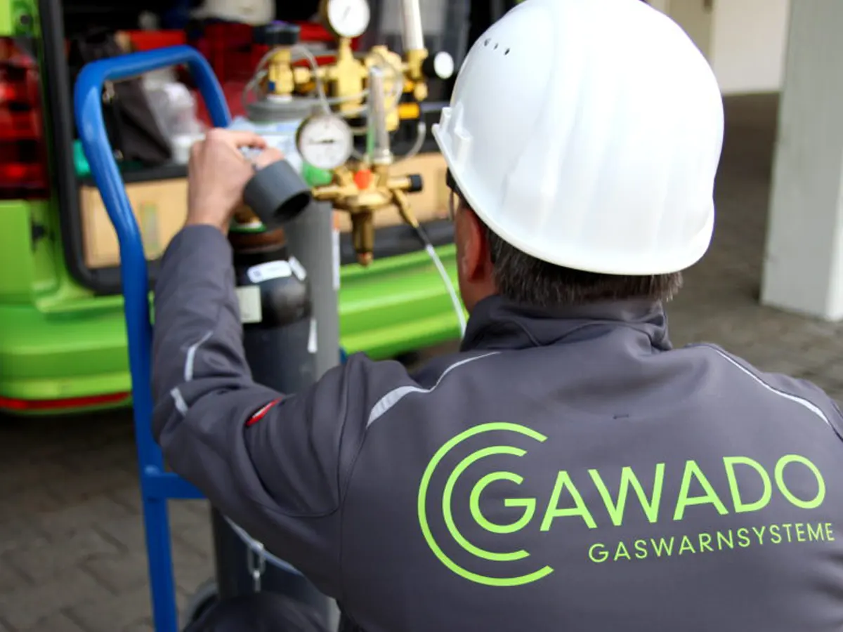 Techniker bei der Wartung einer Gaswarnanlage